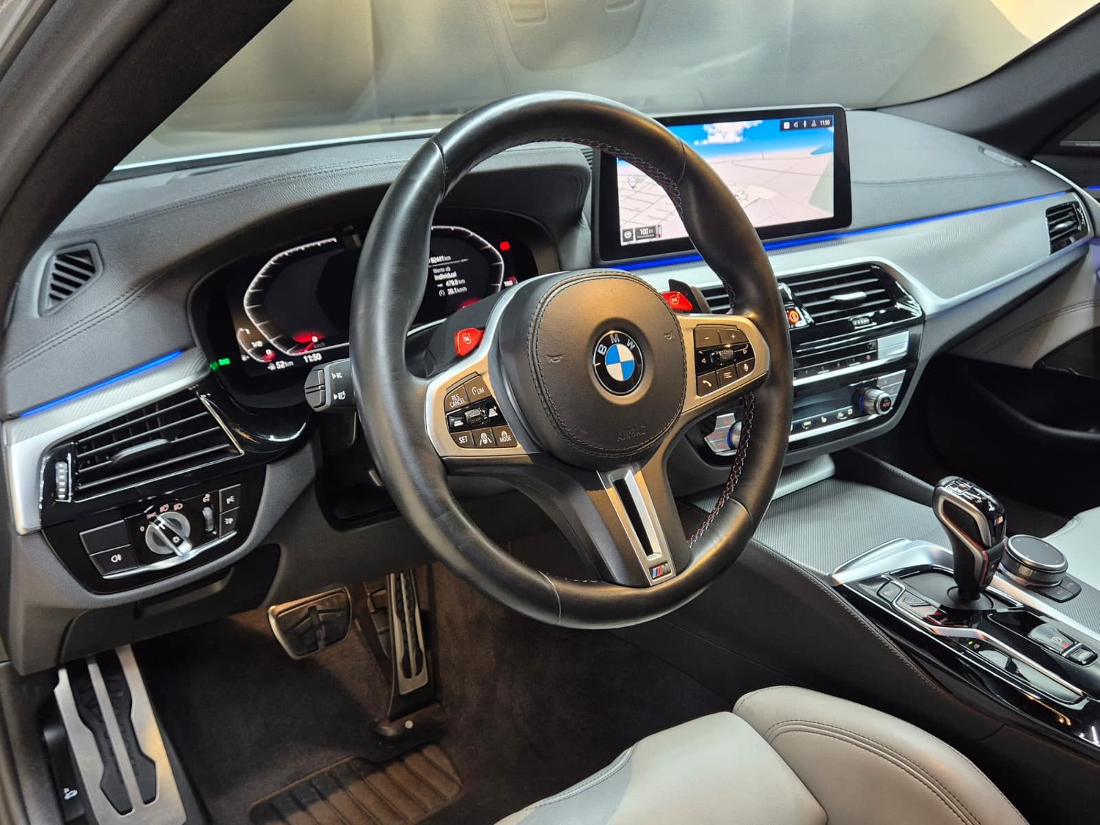 Fahrzeugabbildung BMW M5 Lim. >CARBON+SOFT+LED+HEAD+H&K+MEMO+ACC+360°+