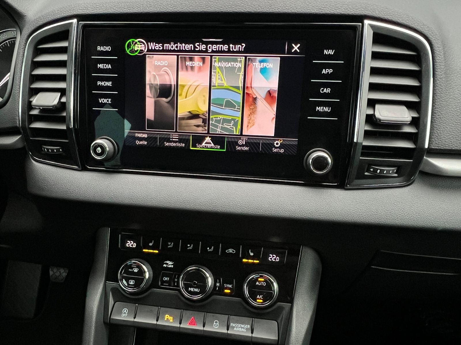 Fahrzeugabbildung SKODA Karoq Ambition 1.5 TSI *AHK, Climatronic, Sitzhz