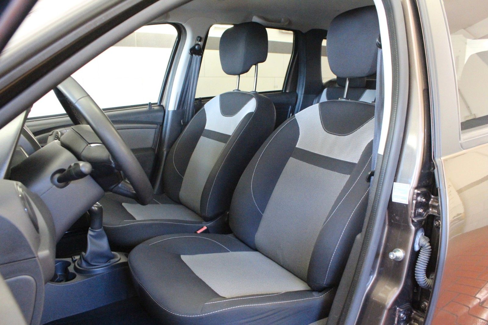 Fahrzeugabbildung Dacia Duster   SCE 115  Laureate   AHK *Navigation*