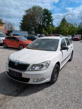 Skoda Octavia *ELEK. FENSTER*AHK*DACHRELING* - Skoda Octavia aus 2012 mit Benzin-Antrieb: Kombi