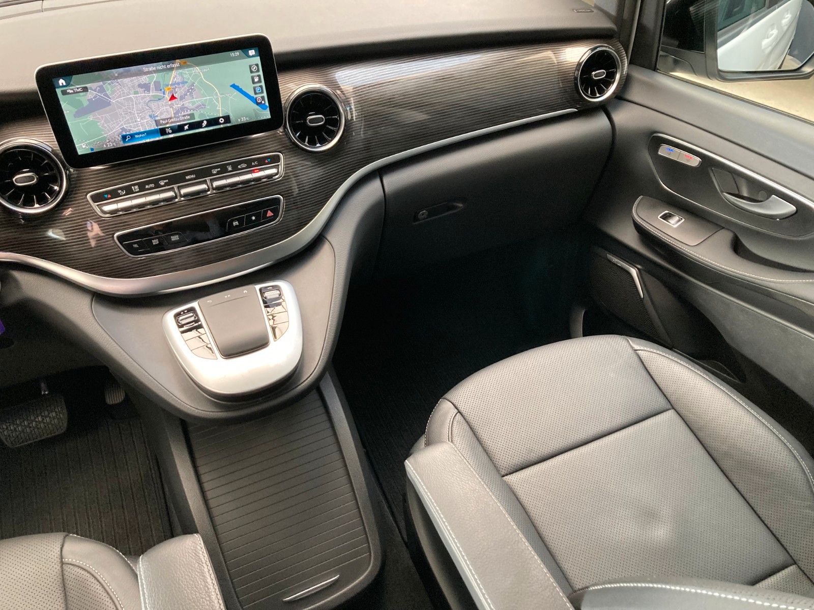 Fahrzeugabbildung Mercedes-Benz 300 AVG lang 7 Sitze BURMESTER Sitzbelüftung