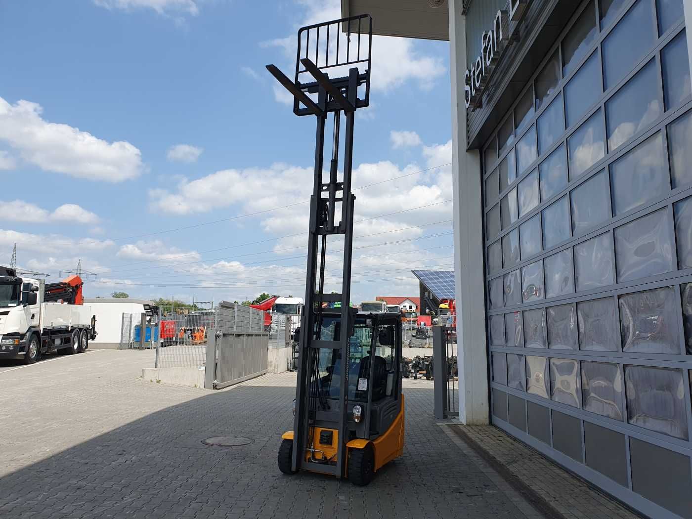 Fahrzeugabbildung Jungheinrich EFG 215 / Triplex 4.25m / SS / nur 1.680h / 2021
