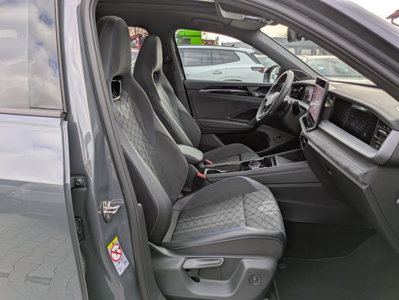 Fahrzeugabbildung Volkswagen Tayron 2.0 TDI 4M R-Line BLACK*7Si*MATRIX*PANO