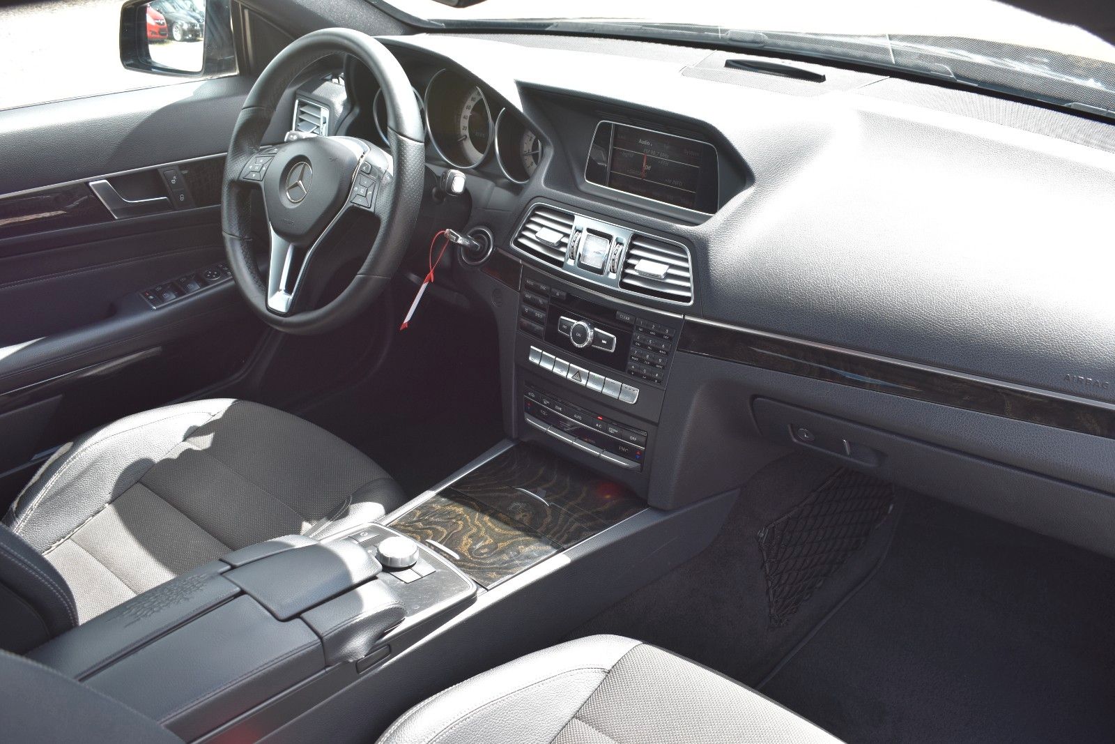 Fahrzeugabbildung Mercedes-Benz E 200 Coupe  ILS /Panorama/SHZ/Navi/19 Zoll