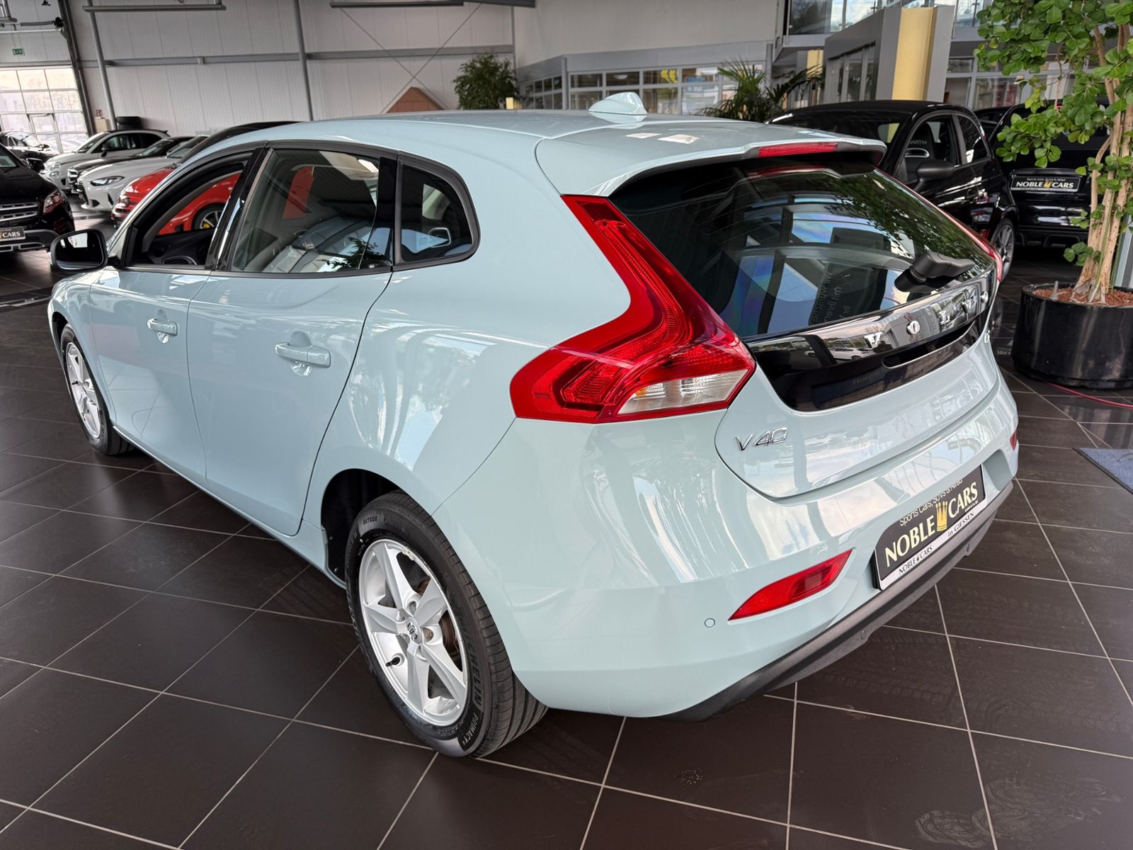 Fahrzeugabbildung Volvo V40 Kinetic SENSUS CONNECT LED SHZ PDC ALU