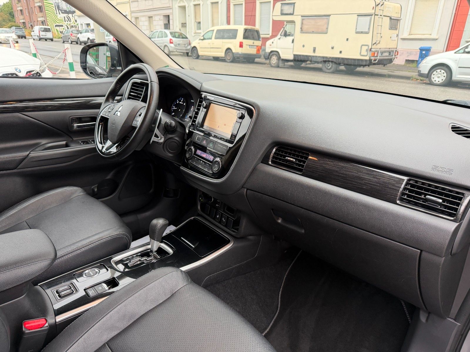 Fahrzeugabbildung Mitsubishi Outlander Top 4WD 7-SITZER AHK LEDER NAVI KAMERA
