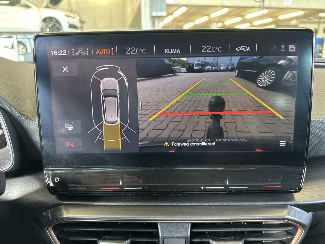 Fahrzeugabbildung CUPRA Leon Sportstourer VZ 2.0 TSI 4Drive DSG*AHK* - mit KI generiert/bearbeitet