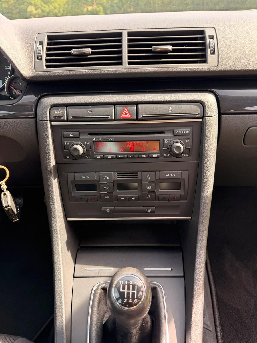 Audi A4 2004 — photo 13