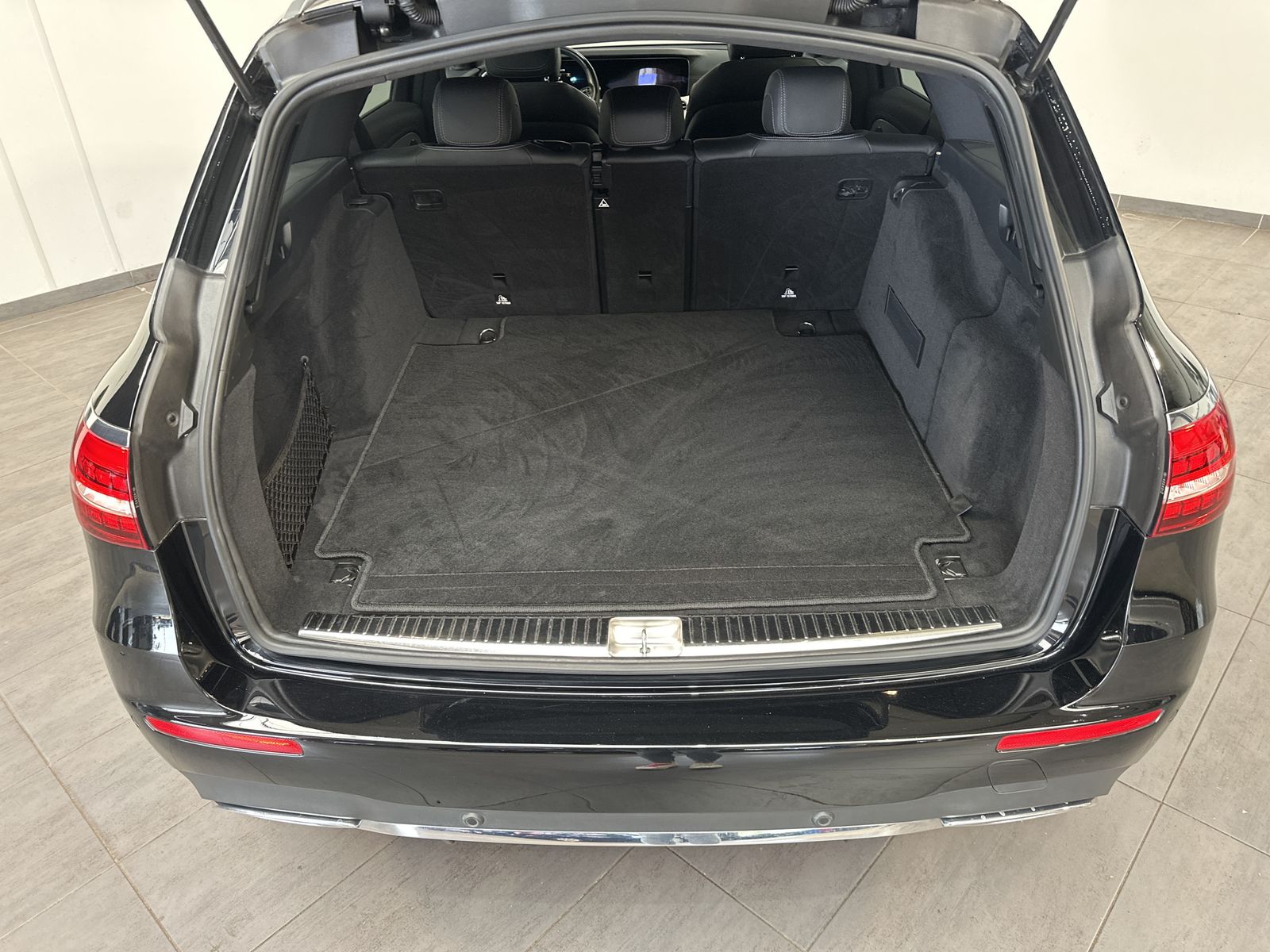 Fahrzeugabbildung Mercedes-Benz E 400d T 4M AMG-Line NAV+LED+360°+WIDESCREEN+1HD