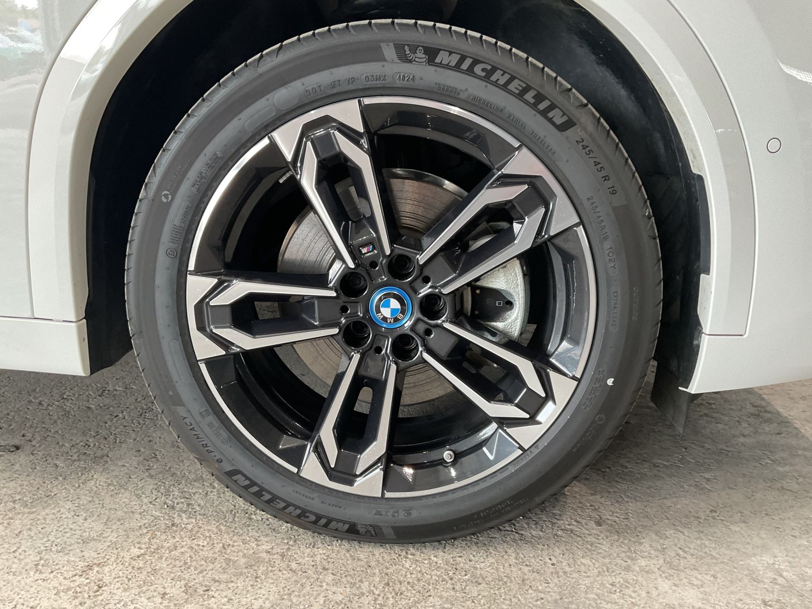 Fahrzeugabbildung BMW iX2 xDrive30 |M Sportpaket |Aktivsitz |19 M LMR