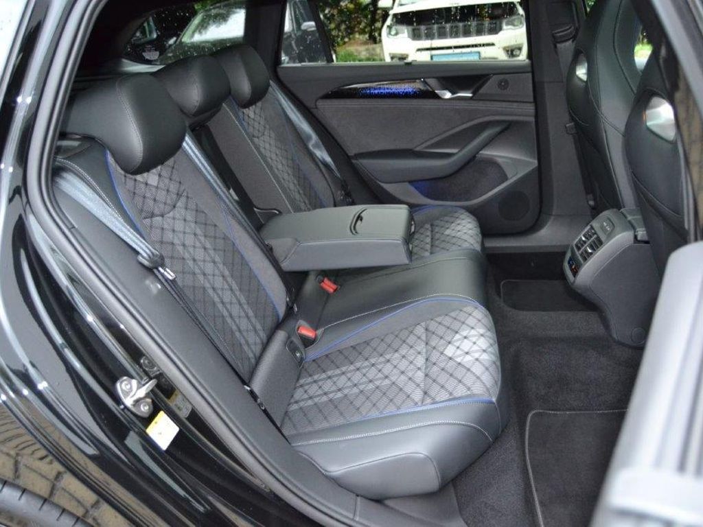 Passat Variant 2.0 TDI DSG R-Line VOLL/BLACK-STY