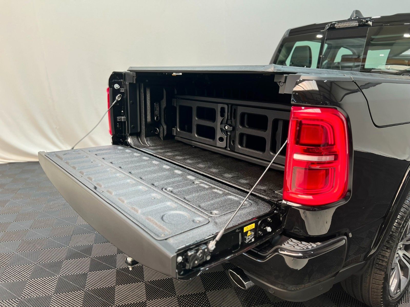 Fahrzeugabbildung Dodge RAM 1500 TUNGSTEN CREW CAB H/O Black Interieur