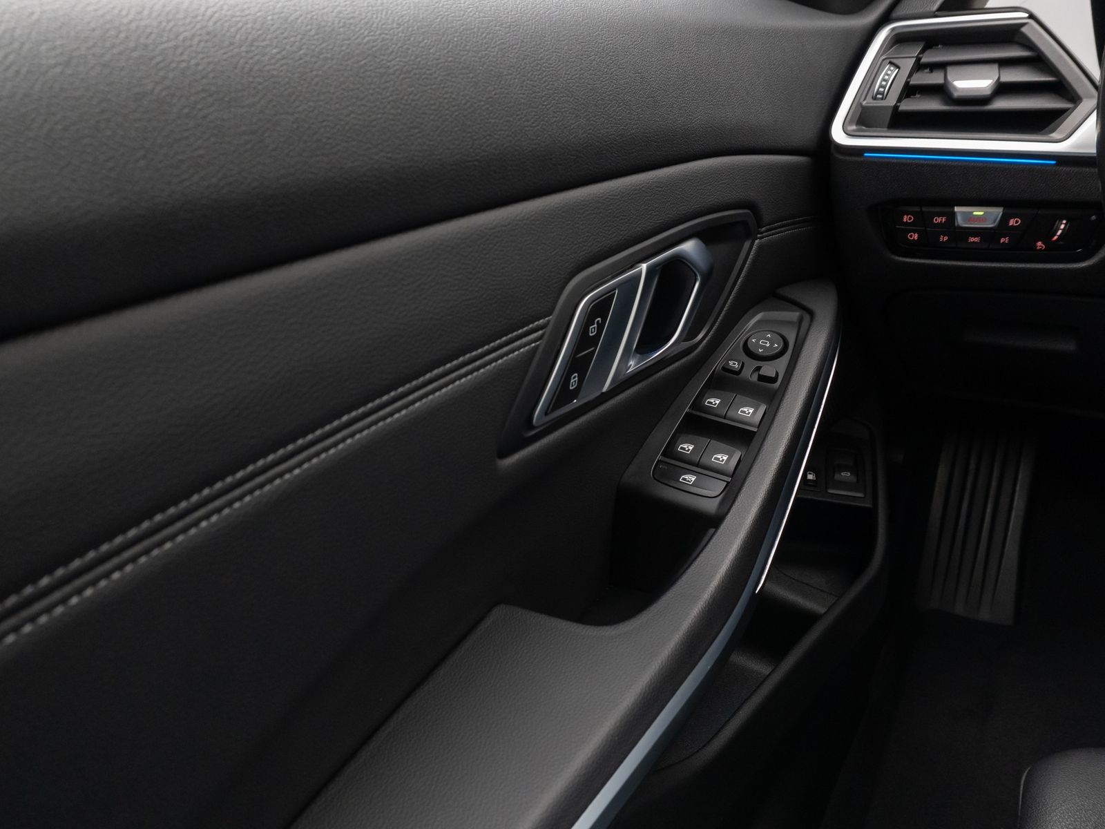 Fahrzeugabbildung BMW 330e xD Sport Line Panorama Laser Kamera HUD DAB