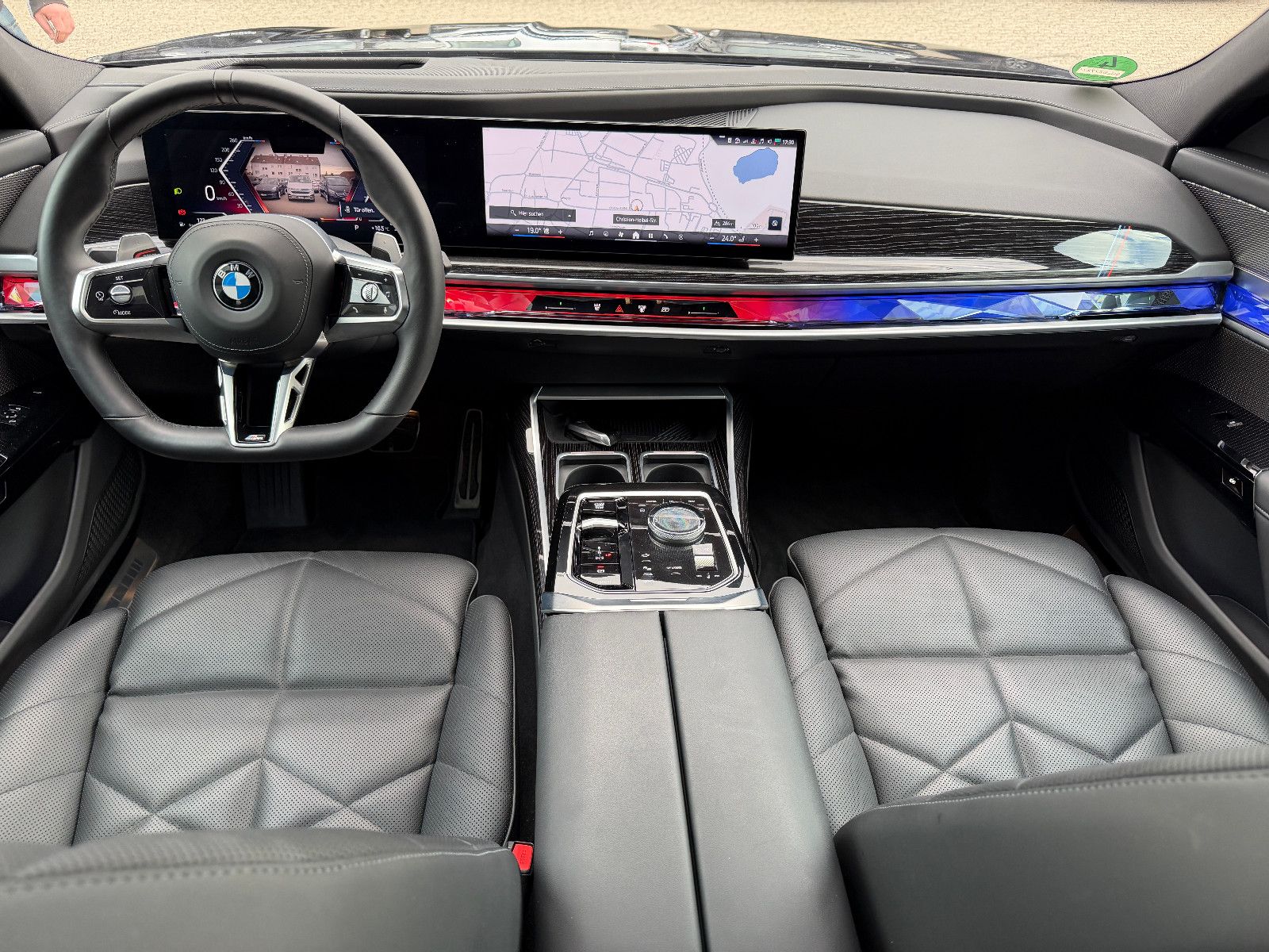 Fahrzeugabbildung BMW 740 d xDrive M Sport/CINEMA-TV/SKY LOUNGE/ICONIC