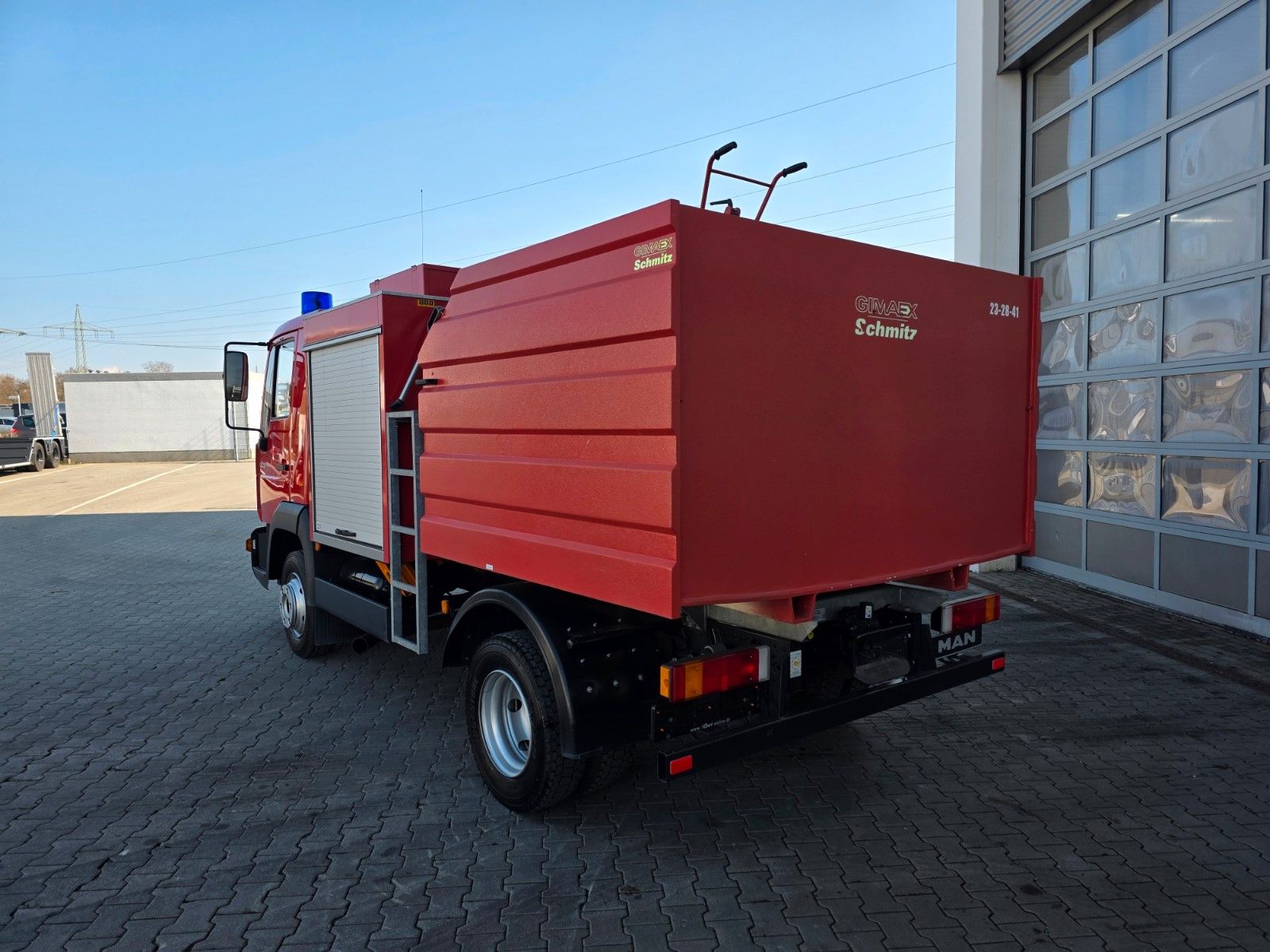 Fahrzeugabbildung MAN LE 8.150 Schaum 2.500 Liter Schmitz SLF 25/25