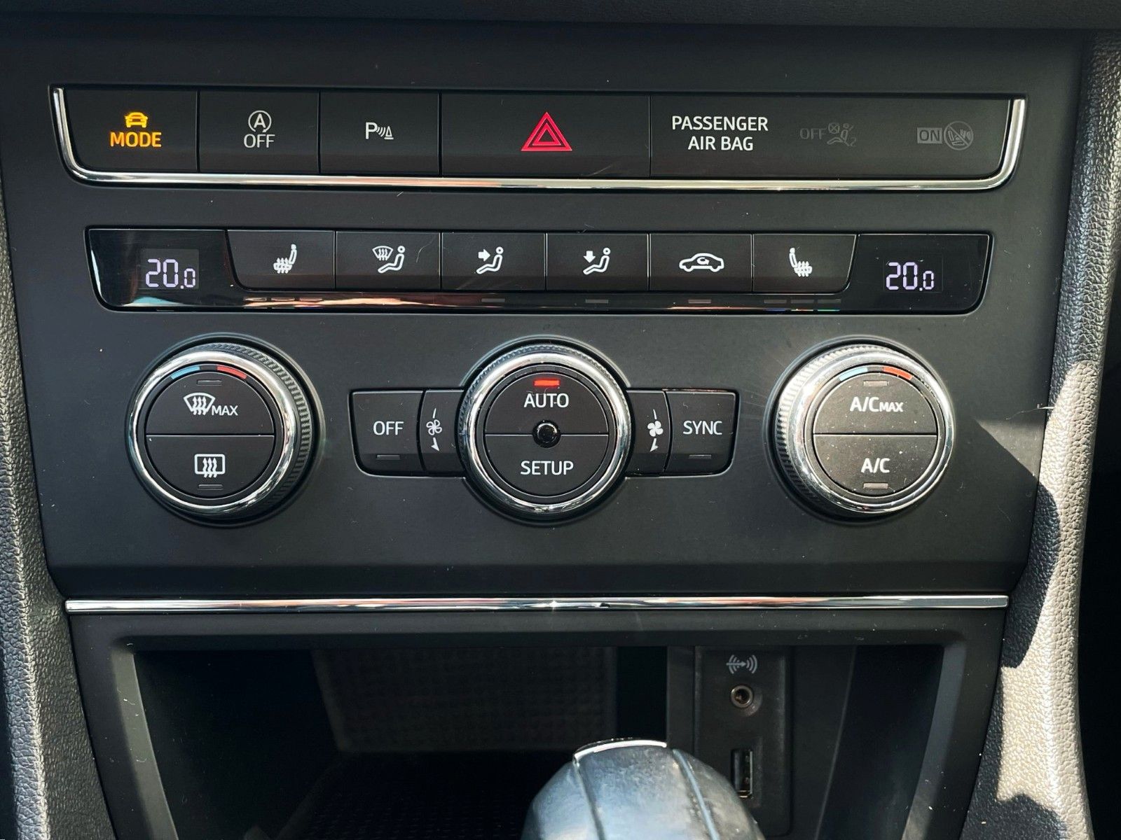 Fahrzeugabbildung SEAT Leon 2.0TDI FR DSG KLIMAAUT LEDER NAVI LED 2.Hd
