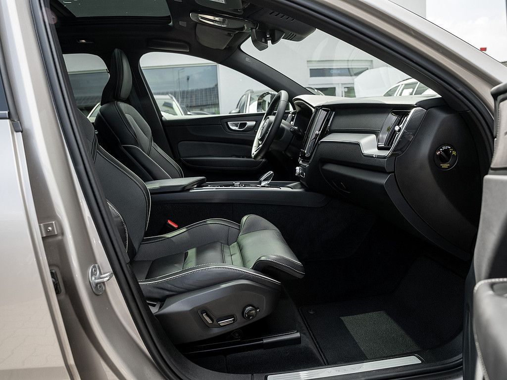 Volvo XC60 B5 AWD Ultimate Dark foto 2