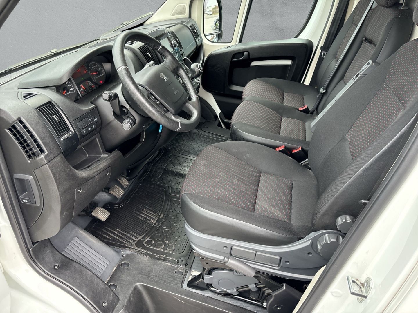 Fahrzeugabbildung Peugeot Boxer Kasten Hochraum 333 L2H2 Premium BlueHDi 1