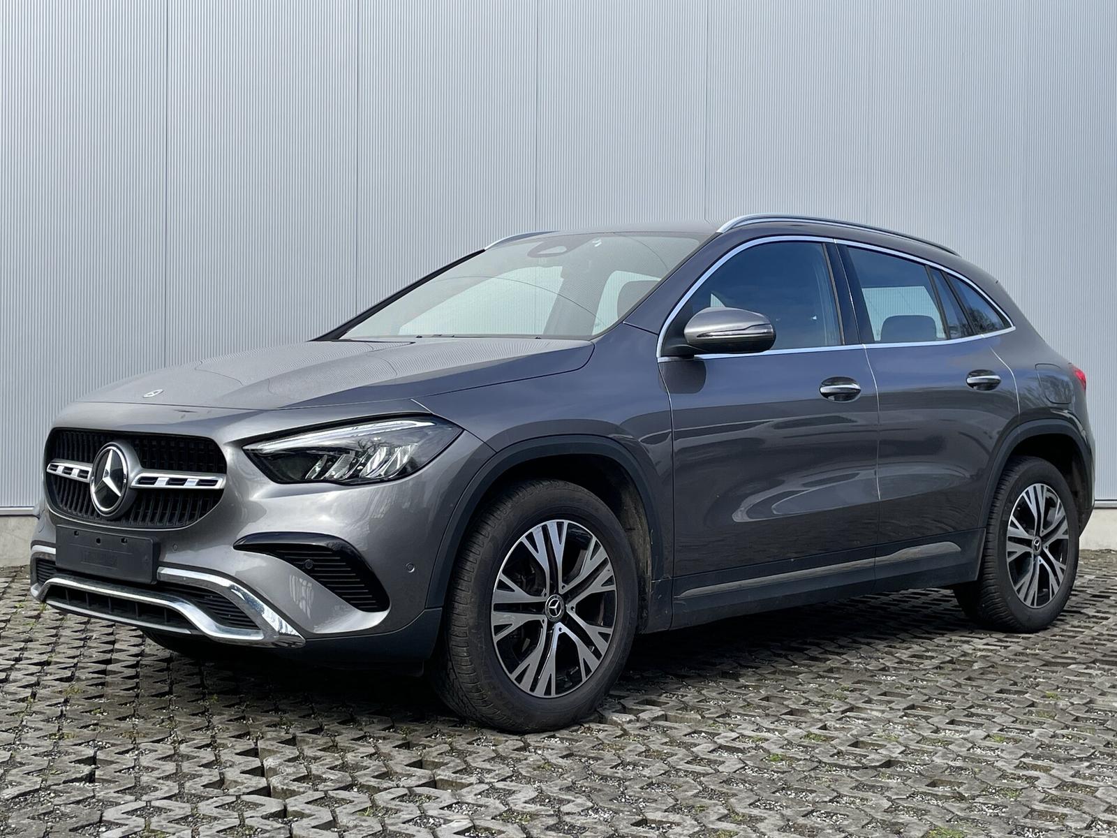 Mercedes-Benz GLA 250 E Business MEMORY TOW AMBIENT HEAT CAM 1