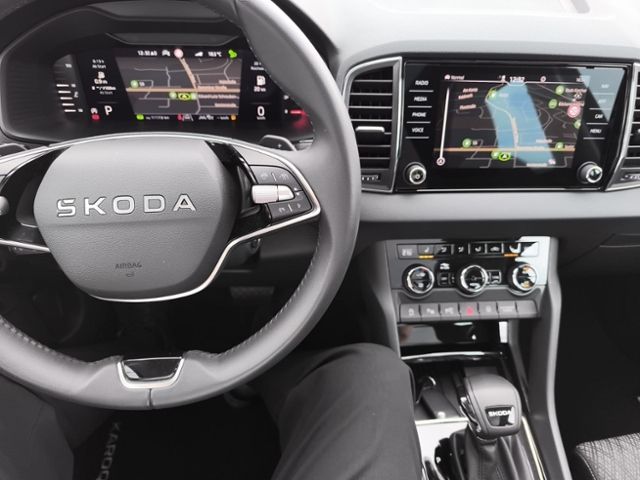 Fahrzeugabbildung SKODA Karoq 1.5 TSI DSG Selection Tour AHK PANO AREA-V