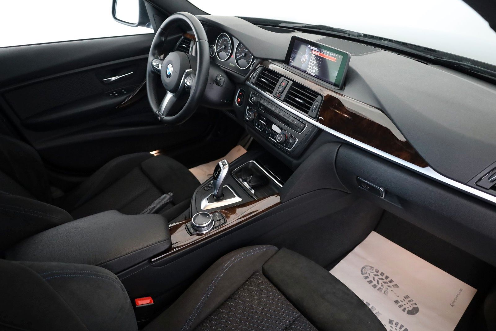 Fahrzeugabbildung BMW 328 i xDrive Touring,M Sport,Panorama,HUD,Kam+WR