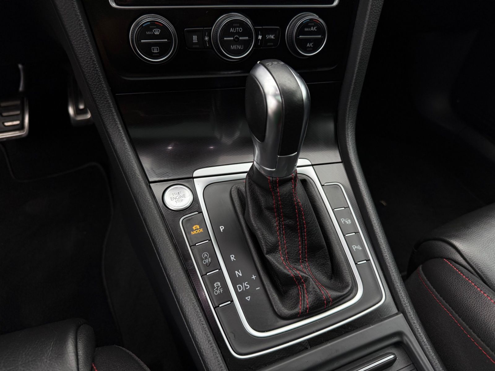 Fahrzeugabbildung Volkswagen Golf VII Lim. GTI BMT*Pano*Leder*Standheizung*