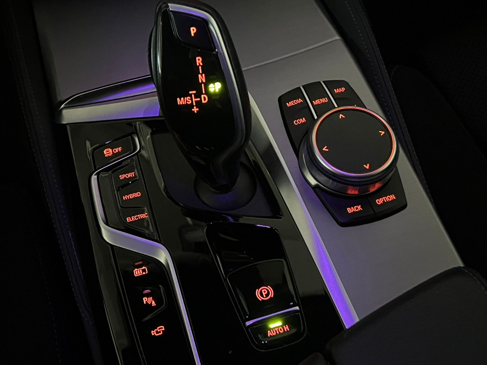 Fahrzeugabbildung BMW 530 e xDrive M SPORT/LASER/HuD/H&K/ACC/AMBI+