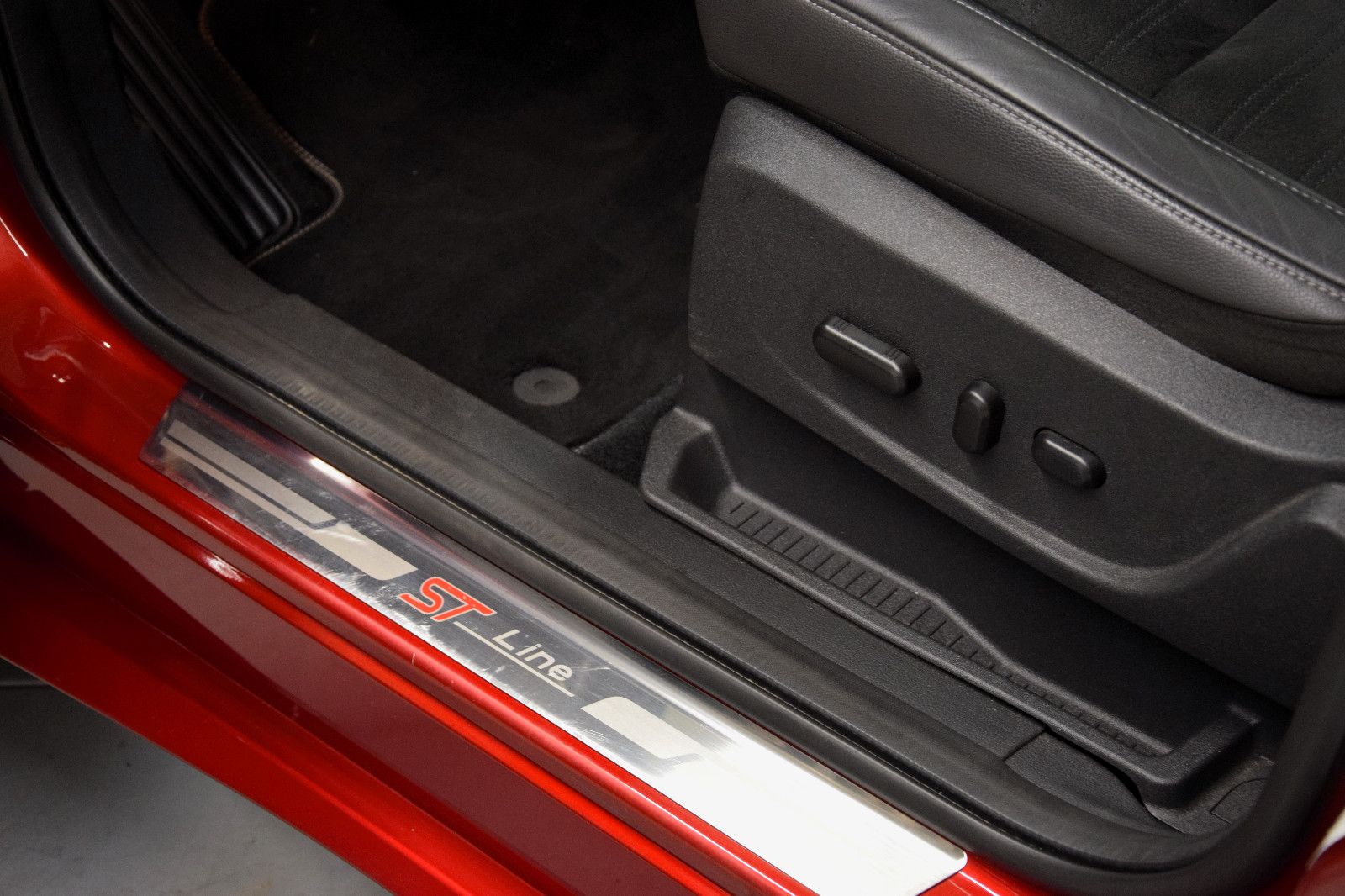 Fahrzeugabbildung Ford Kuga ST-Line Tempomat Kamera PDC Bi-Xenon el.Hkl