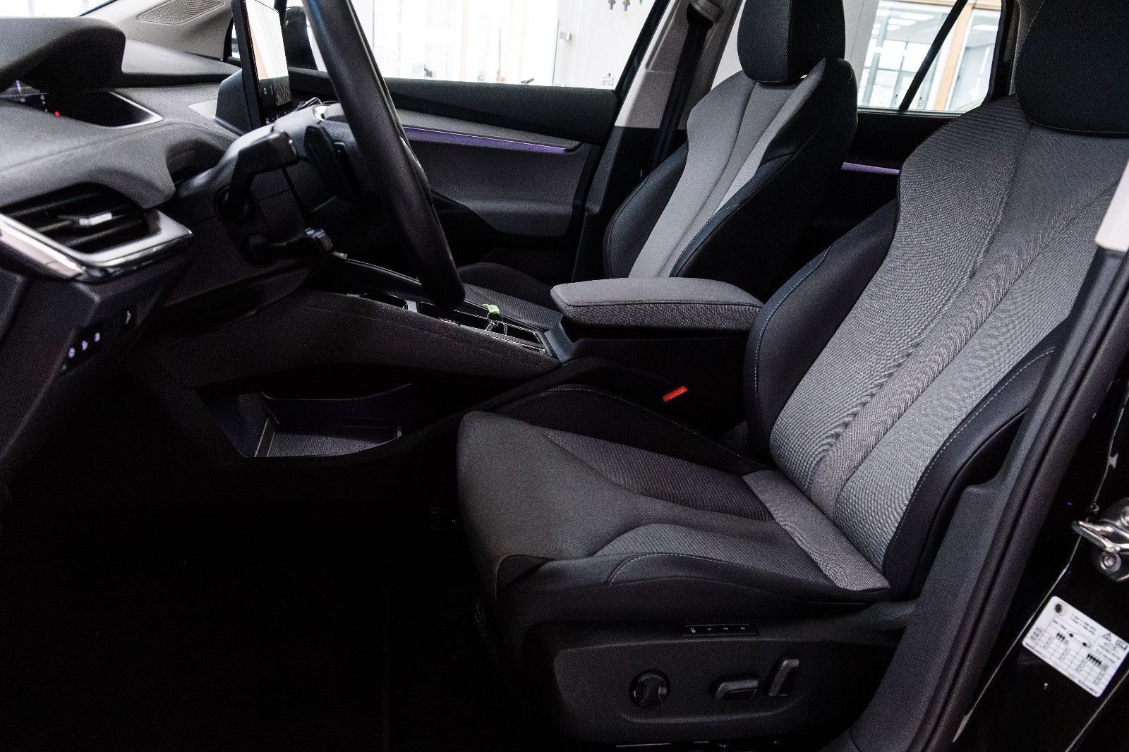 Fahrzeugabbildung SKODA Enyaq 60 Loft MATRIX-LED+RFK+NAVI+KEYLESS+SZH