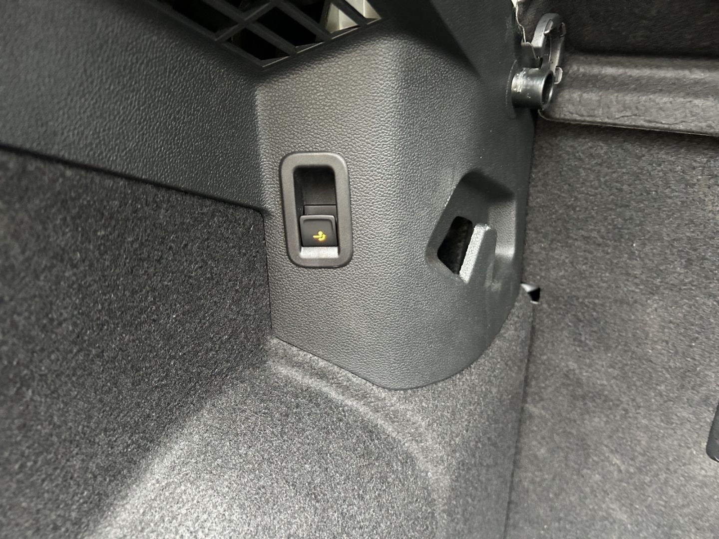 Golf VIII 1.5 TSI Schalter 85kW LED AHZV App-Con