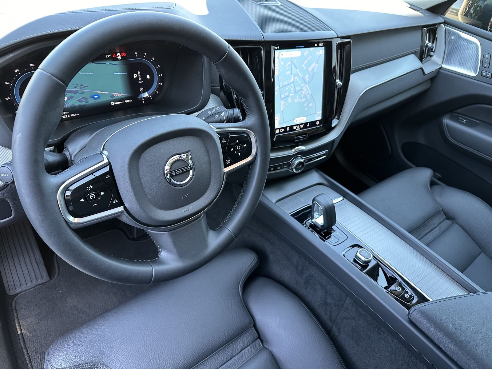 Fahrzeugabbildung Volvo XC60 B5 AWD Ultimate Dark NAV+LED+ACC+360°+PANO