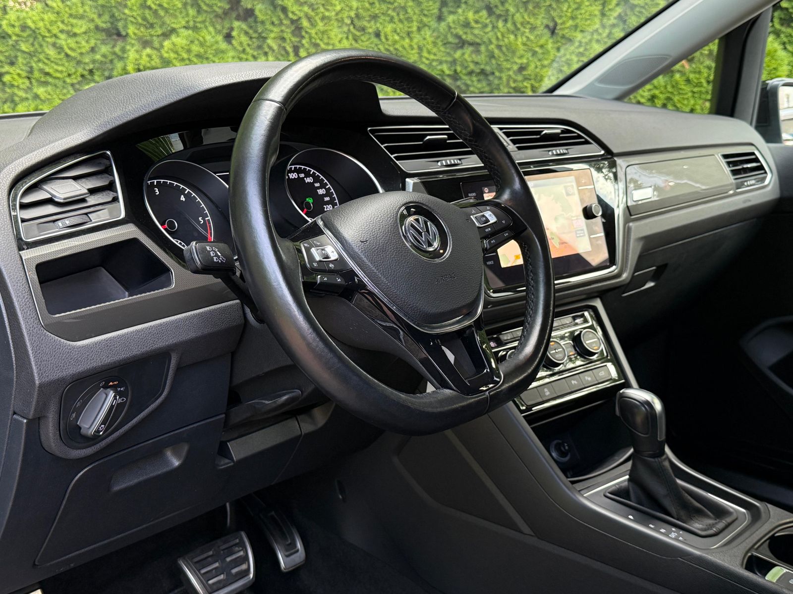 Fahrzeugabbildung Volkswagen Touran 2.0 TDI DSG IQ.DRIVE LED+ACC+NAV+SHZ+DAB
