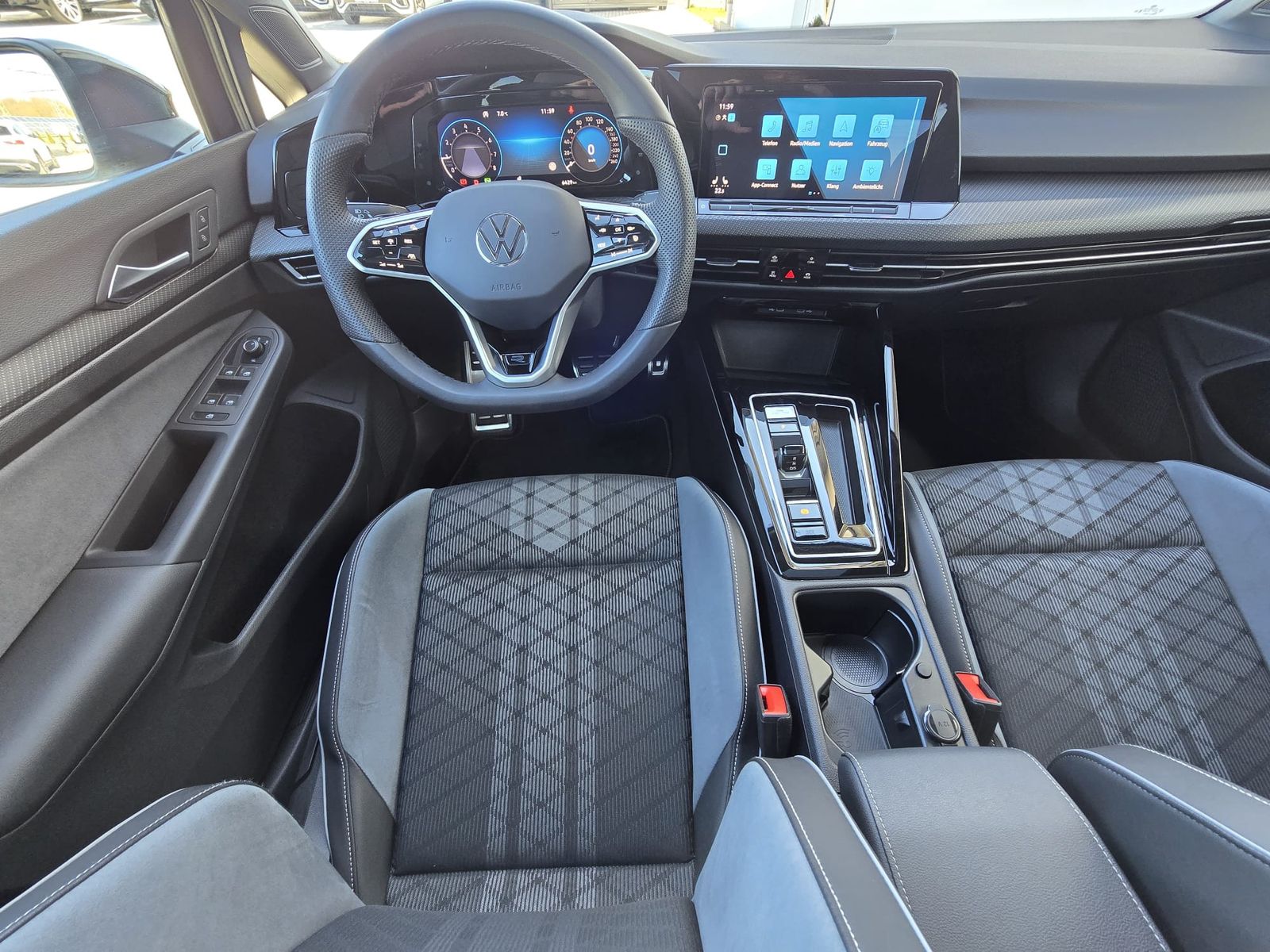 Fahrzeugabbildung Volkswagen Golf 1.5 TSI R-Line PANO*LED*ACC*KAMERA*PremNAVI