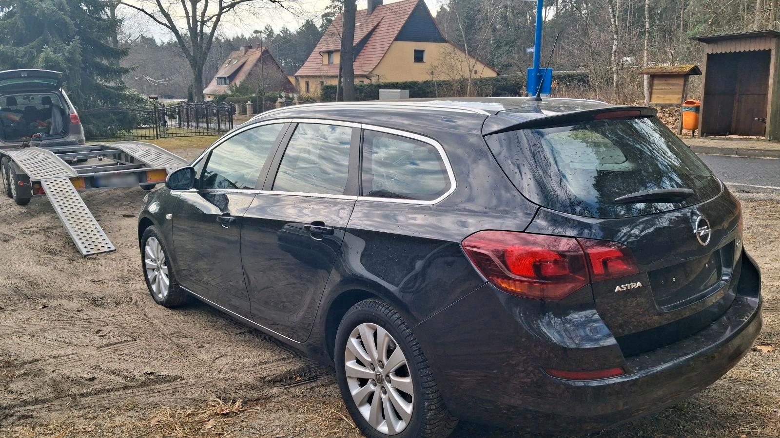 Opel Astra 2011 — photo 7