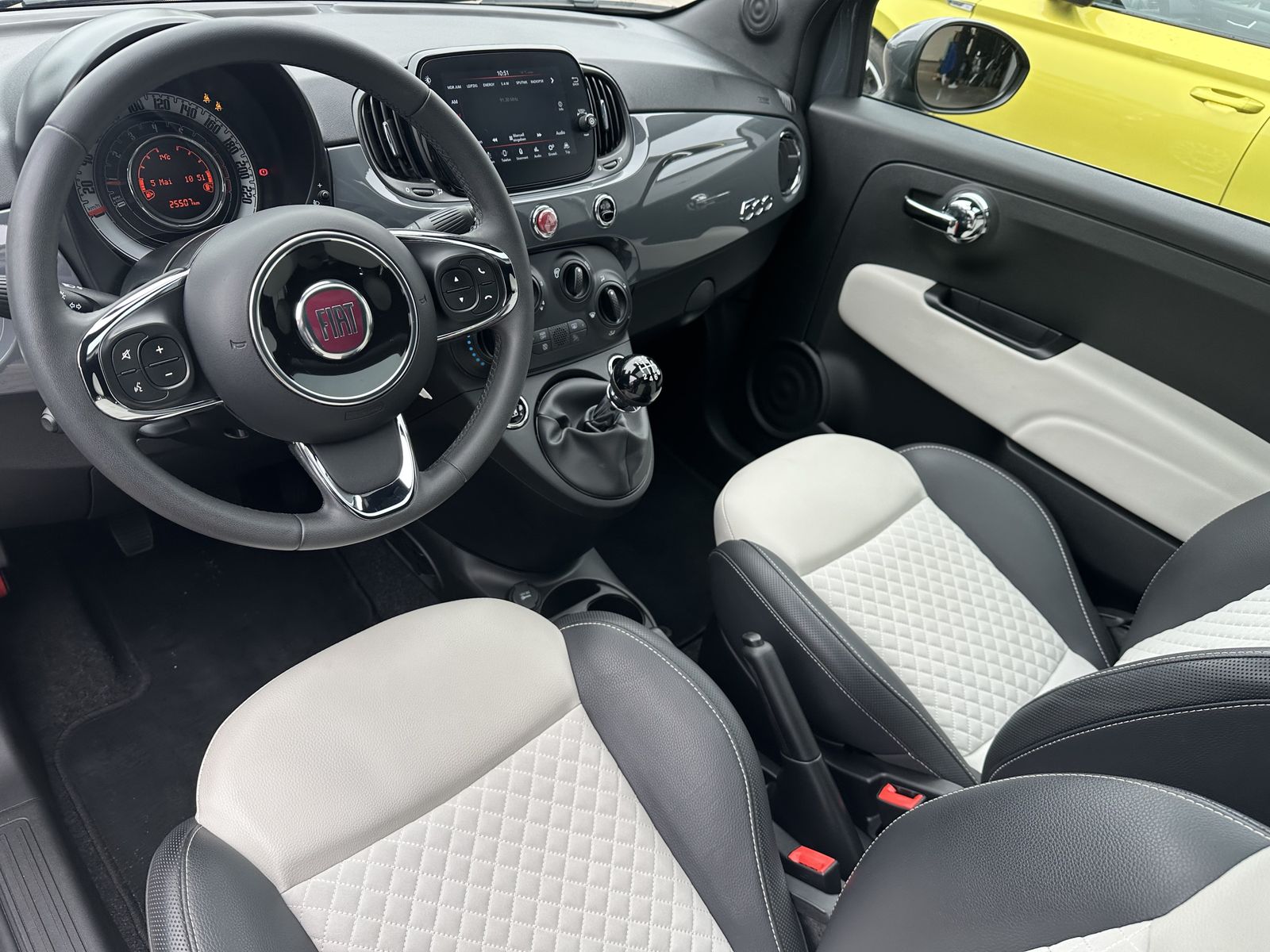 Fahrzeugabbildung Fiat 500 1.0 DolceVita PANORAMA+CARPLAY+TECH+PP+2HD
