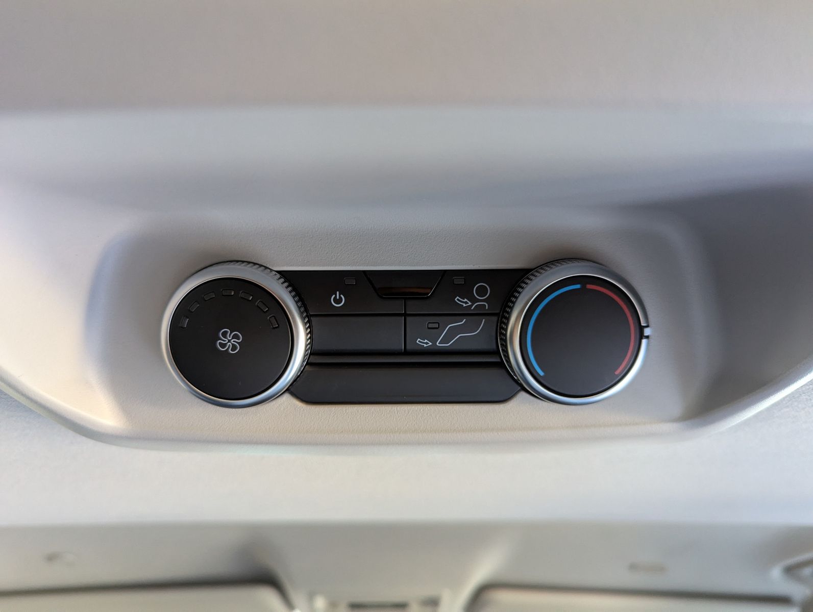 Fahrzeugabbildung Ford Transit Custom 320 L1 Navi 8-Sitze LED Kamera