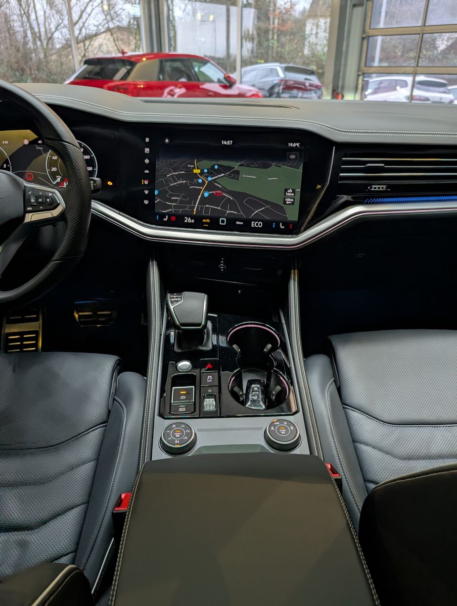 Fahrzeugabbildung Volkswagen Touareg 3.0TDI 4M R-Line VOLL Black 22" UPE 114T