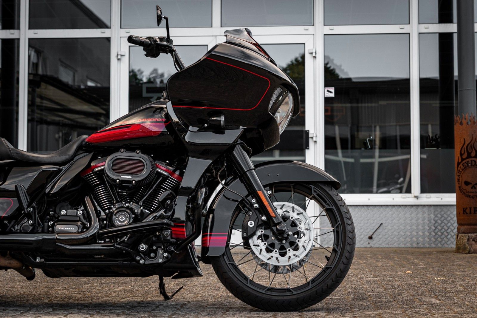 Fahrzeugabbildung Harley-Davidson CVO ROAD GLIDE 117 FLTRXSE - JEKILL&HYDE