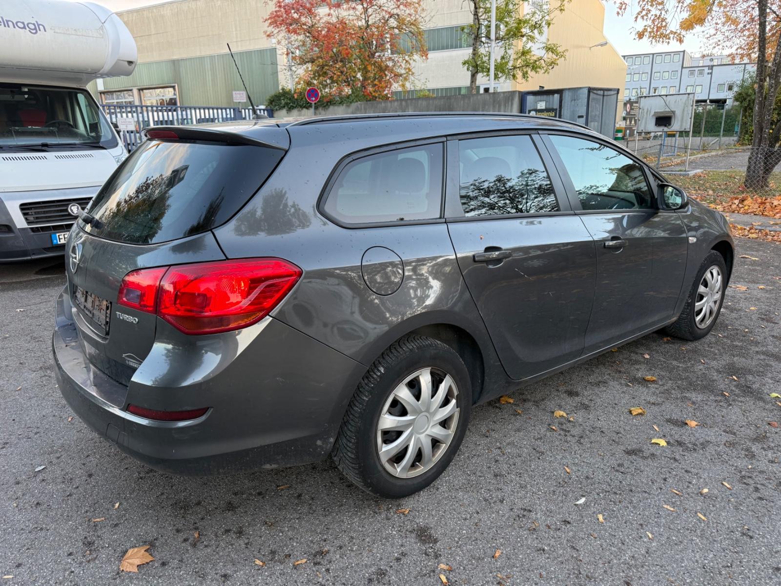 Opel Astra 2011 — photo 8