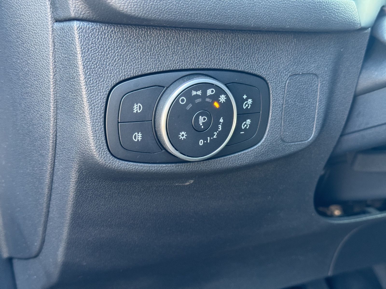 Fahrzeugabbildung Ford Focus Lim. Active X*Ahk*Kamera*Head-Up*LED*