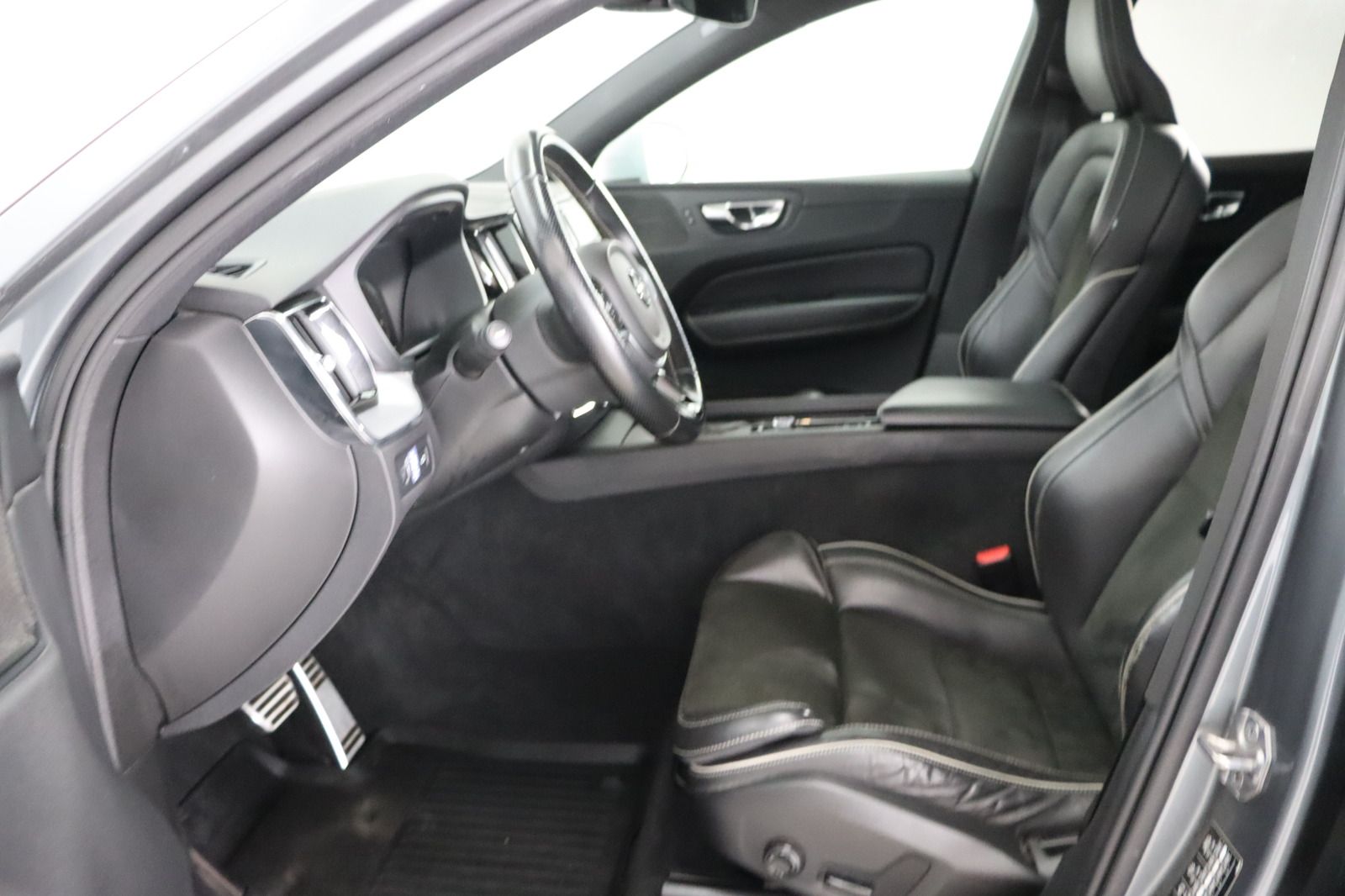 Fahrzeugabbildung Volvo XC60 D4 AWD R - Design aus 1. Hand