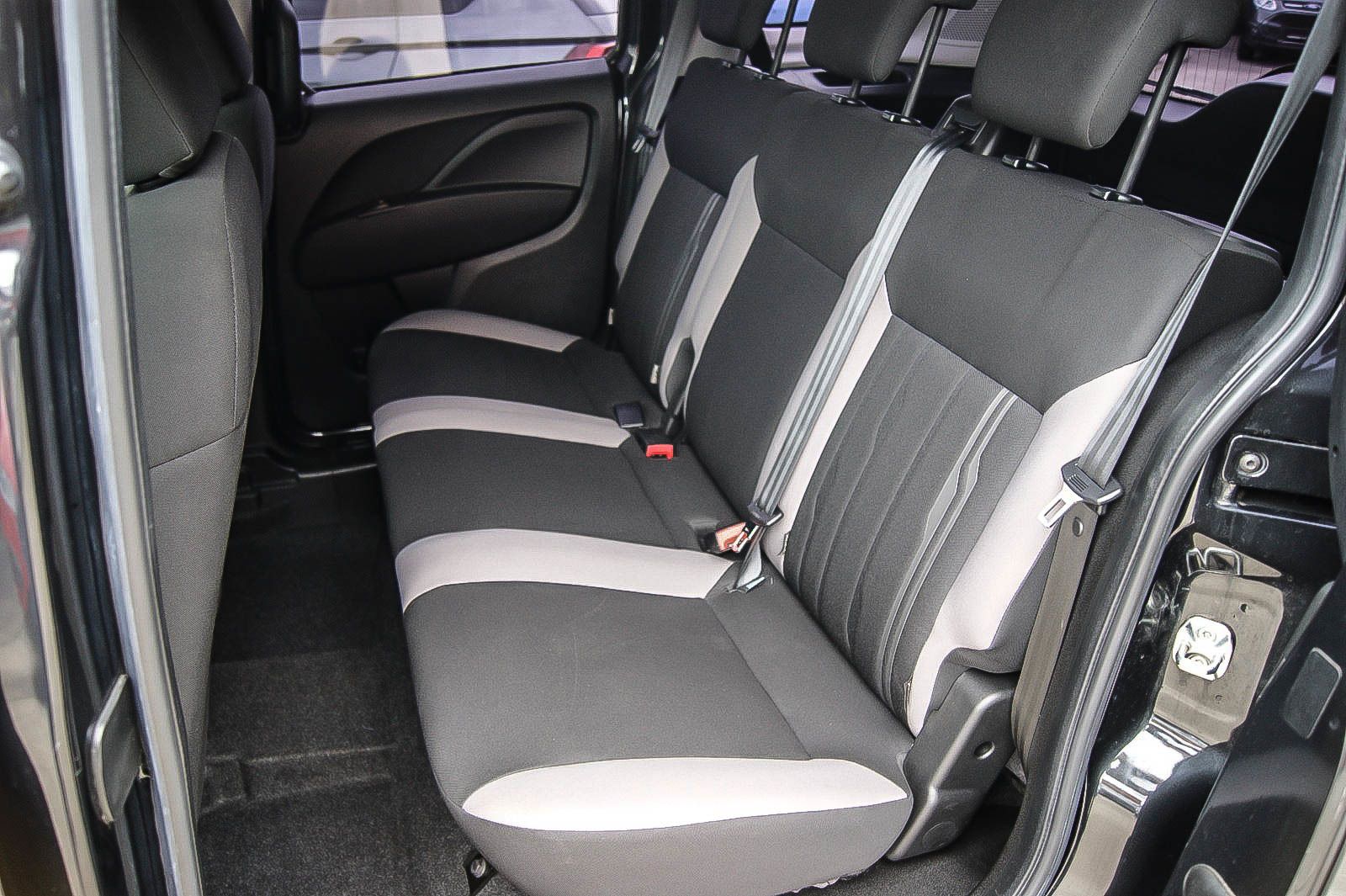 Fahrzeugabbildung Fiat Doblo 1.4i SX Kombi Klima 5-Sitze 2xSchiebetüren