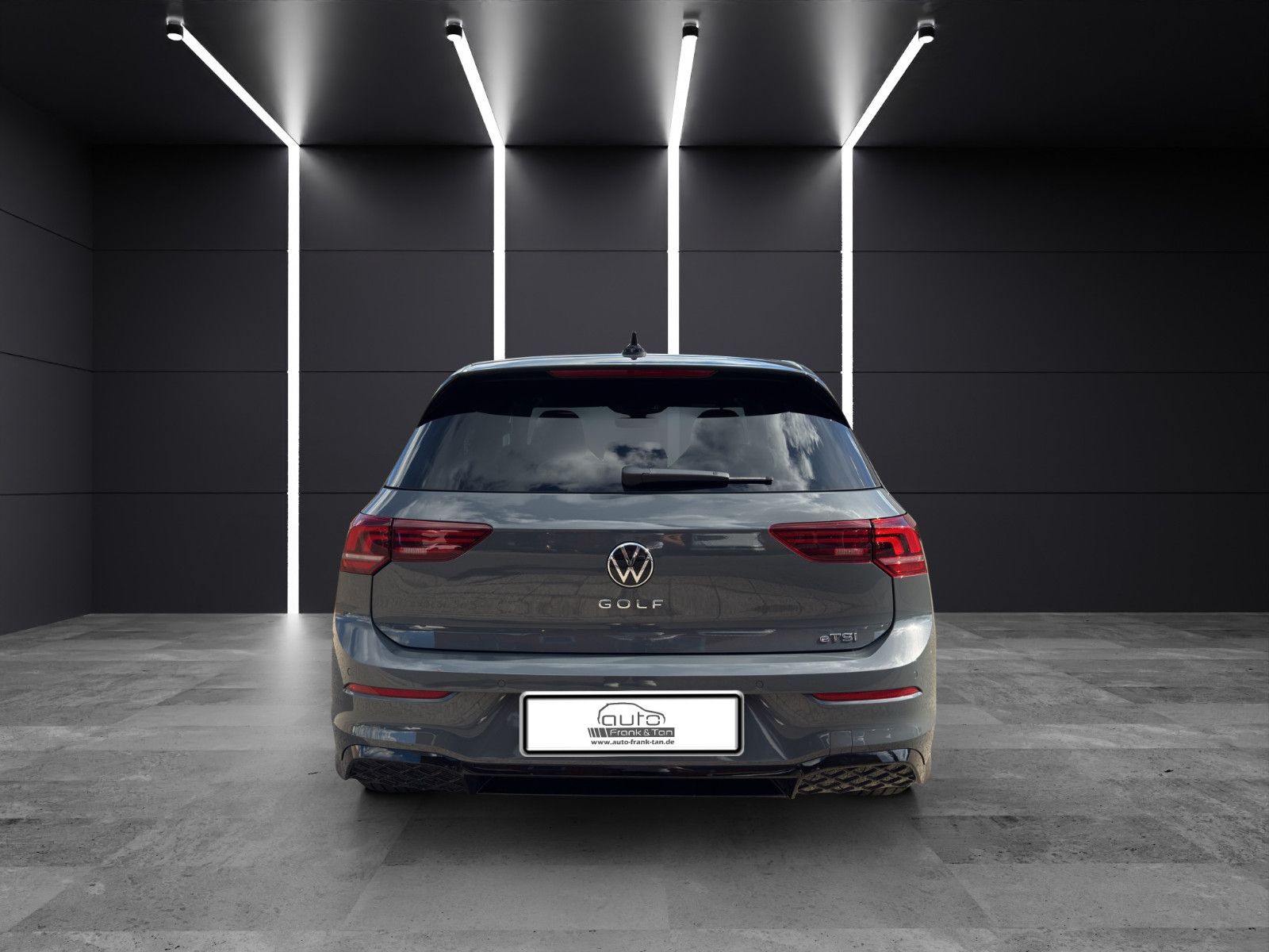 Fahrzeugabbildung Volkswagen Golf VIII R-Line/ACC/Navi/Ambiente/Apple CarPlay