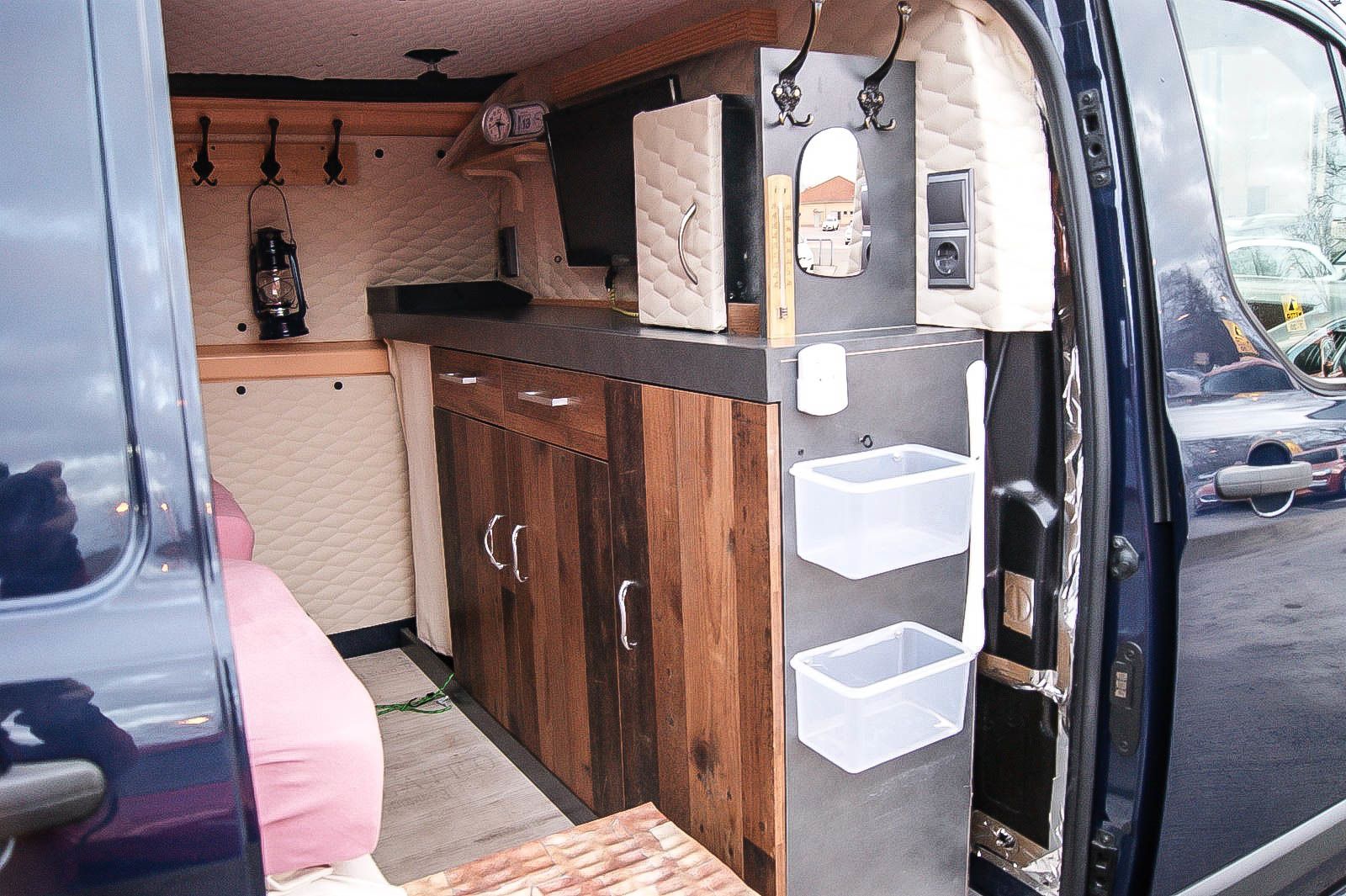 Fahrzeugabbildung Ford Transit Custom Camper TDCi BETTEN WC JALOUSIE TV