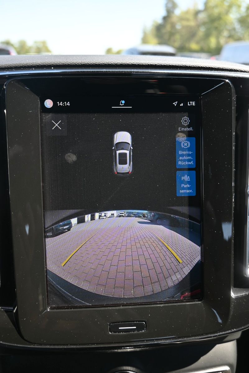 Fahrzeugabbildung Volvo XC40 BEV AWD R Design*H&K*FSHZG*RFK*420 KM RW*