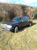 Mercedes-Benz E 230 - schwarze Mercedes-Benz E 230