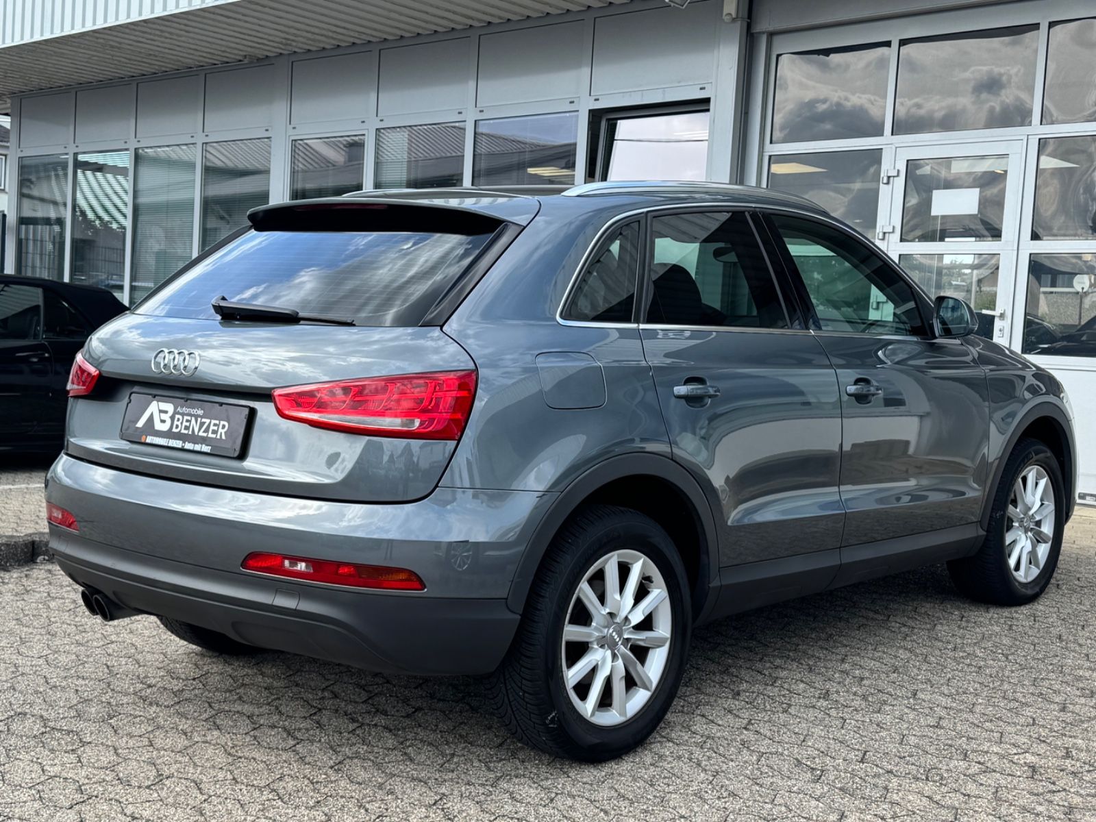 Fahrzeugabbildung Audi Q3 2.0 TDI quattro S-Tronic/SHZ/ALU/TÜV-NEU/