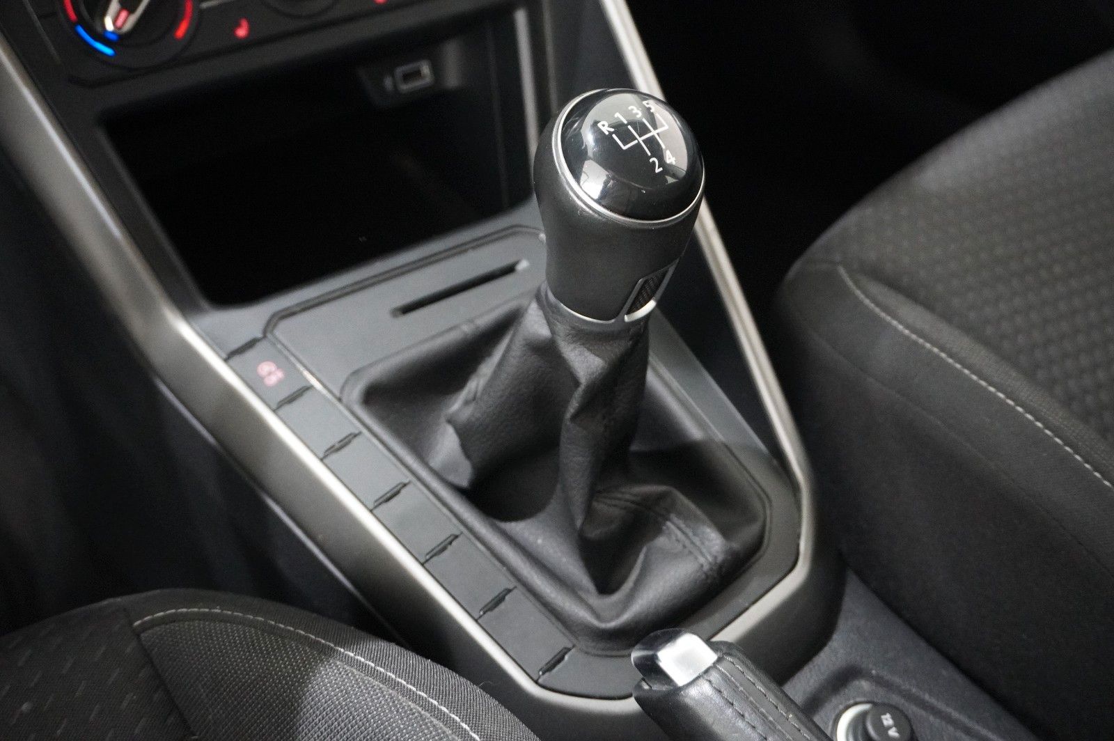 Fahrzeugabbildung Volkswagen Polo VI 1.0 TSI COMFORTLINE LED/KLIMA/SHZ/USB