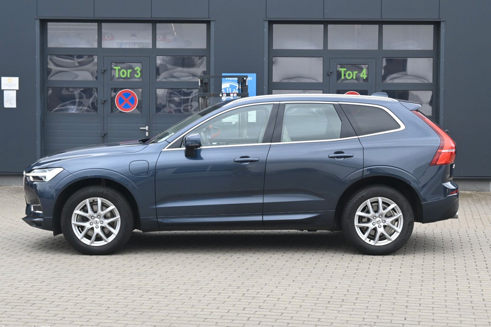Fahrzeugabbildung Volvo XC60 T8 AWD Momentum Plug-In Hybrid*PANO*BLIS