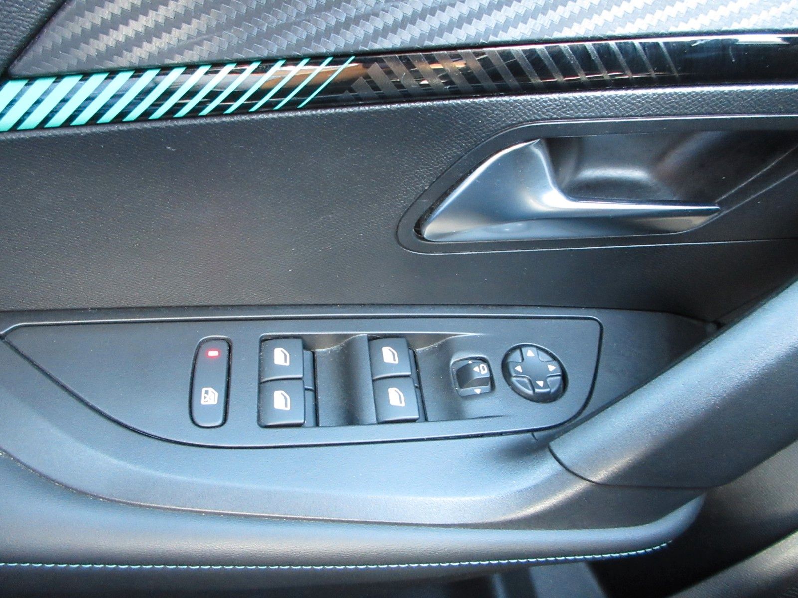 Fahrzeugabbildung Peugeot 2008 Allure 1.2T LED/NAVI/PDC/R´CAM/ALU